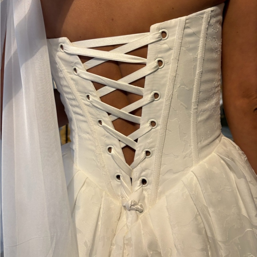 Essense of Australia, D4158 Wedding Dress - Picture 6 of 7